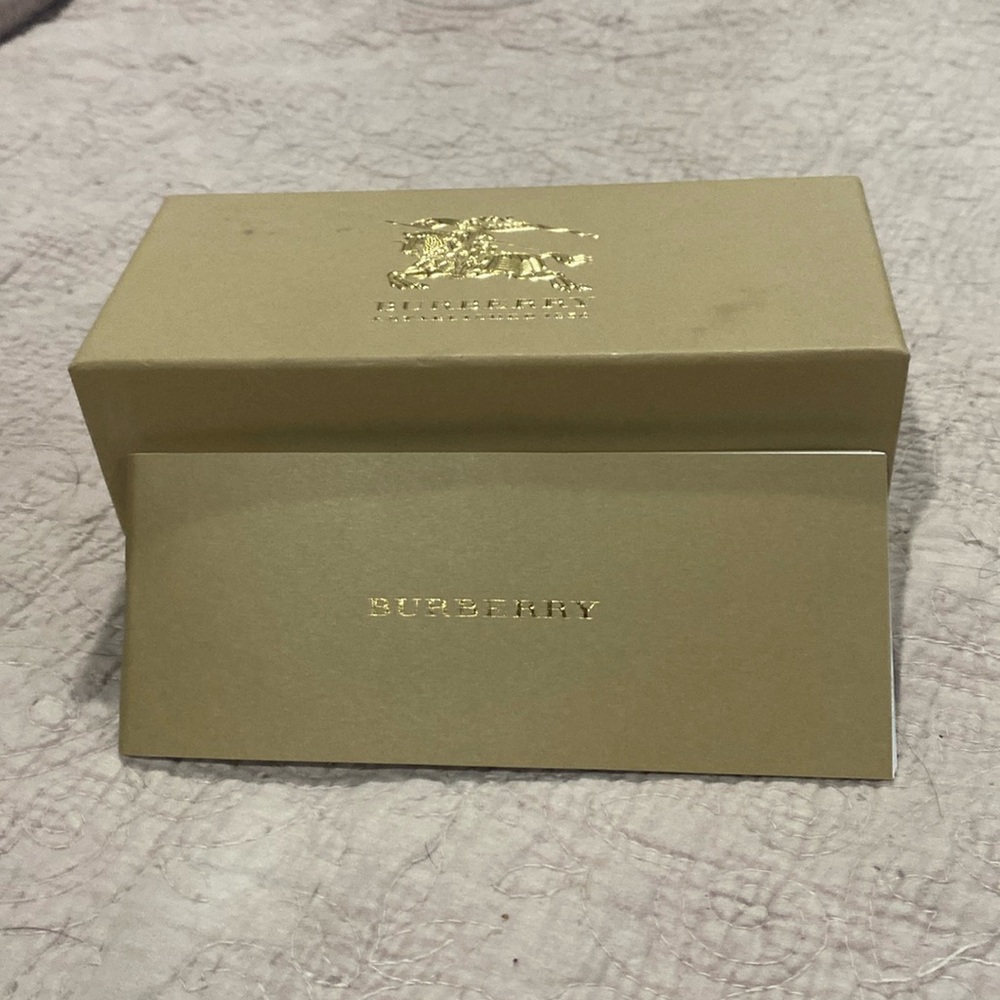 Burberry box w pamphlet
